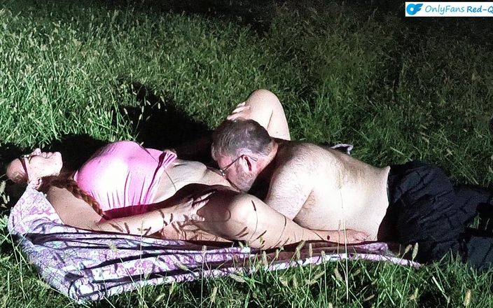 Red Queen: Sexo ao ar livre em um campo aberto à noite com...