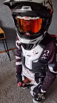 Napalony rowerzysta motocrosser pcha się do krawędzi, nie mógł się powstrzymać, skończył 2 razy