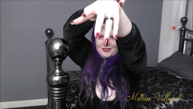Mxtress Valleycat: Taunting you with my demonic nails
