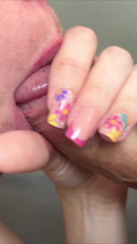 このMILFが2つの巨大なペニスをダブルペニスで受け入れる