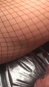 La calda Claudia Polansky scopa il suo schiavo con le fruste e con il suo cazzo enorme