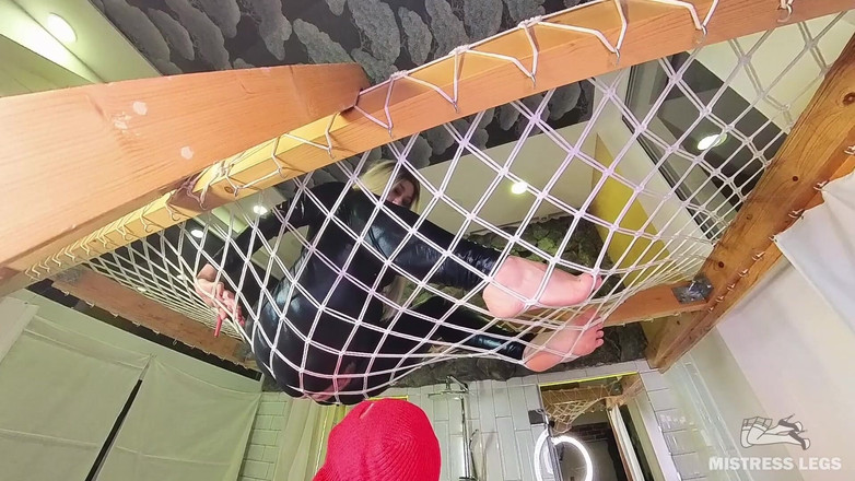 Mistress Legs: Uctívání bohyně v houpací síti, část 2 - jazyk otroka jemně klouže po...