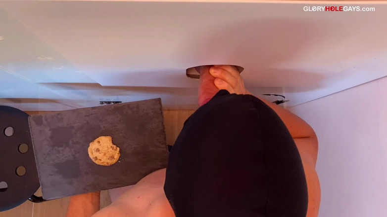 GLORYHOLEGAYS: Hij kwam op een koekje - en ik at elke kruimel