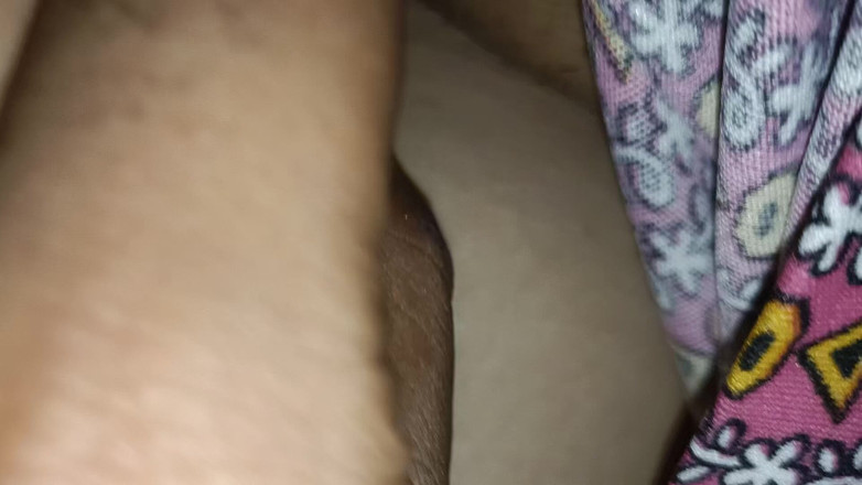 Catchybusty: Elle baise sur son lit avec sa demi-cousine