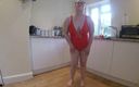 Horny vixen: Danse en maillot de bain rouge