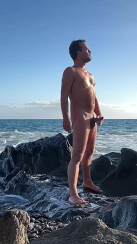 Tim Blesh na nudistické pláži je nadržený.