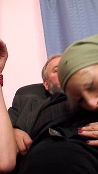 Sex frumos în trei cu un cuplu mai în vârstă