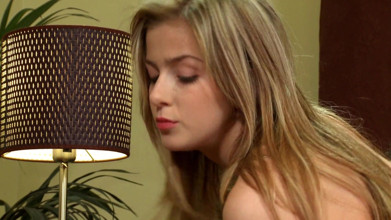Heiße blondine wird nach einem sexy fotoshooting penetriert