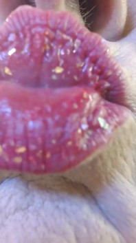 Red Matte Lipstick aavedan pout pucker honth mahak rahi hai