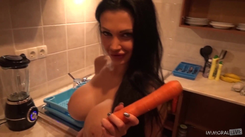 Immoral Live: Alleta - живая брюнетка Барби