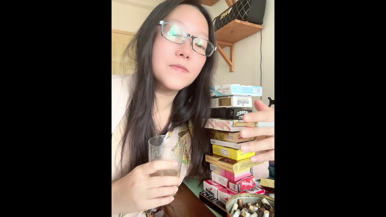 Smoking Asian: Rauchende asiatische MILf stapelt meinen zigarettenturm + impromptu striptease