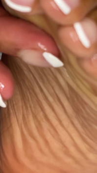 Milf frota aceite sobre sus pies de pedicura francesa