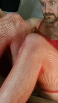 Vixen neukt enorme dildo met metalen penisring
