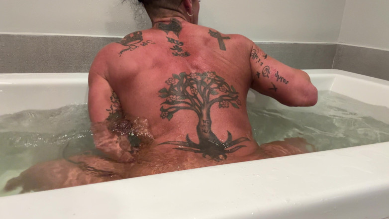 Kandylegsxxx: Deusa muscular fode seu grande clitóris com o bico do...