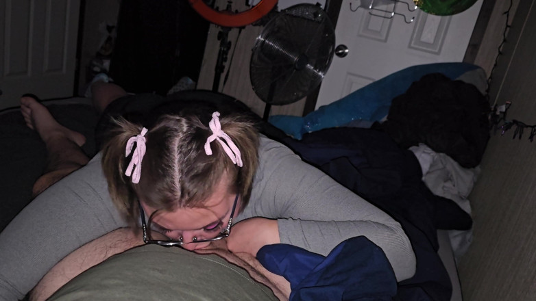 Funhousewife69: Cewek sange ini lagi asik nyepong kontol dan telan sperma...