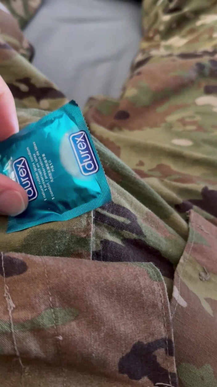 Gay Soldier Stuff: Sục cu trong đồng phục vào một chiếc bao cao su đã đầy...