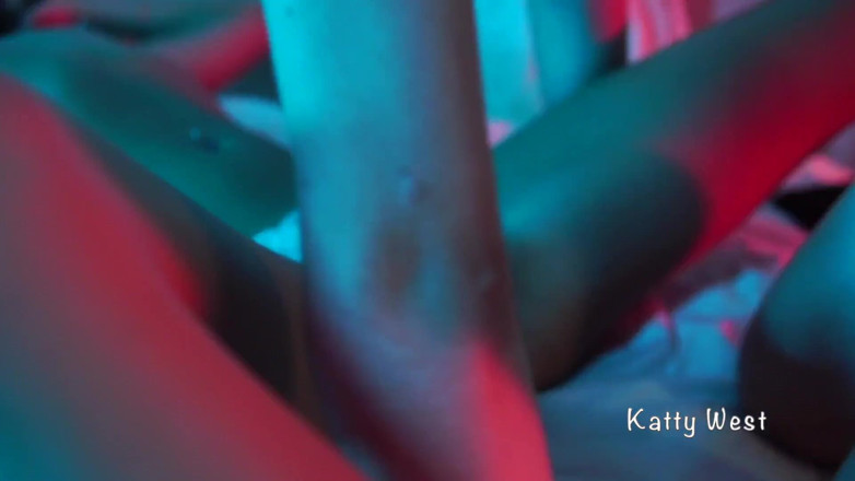 Katty West: 情熱的なレズビアンランジェリー猫舐めディルド