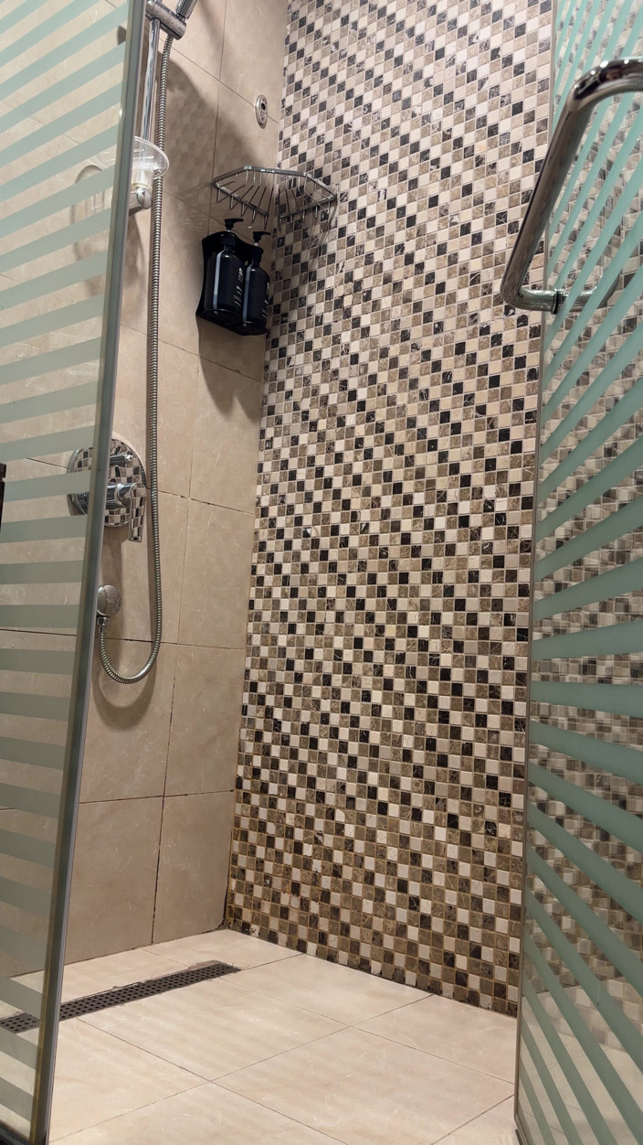 SweetLucy96: Fun in the Hotel Shower