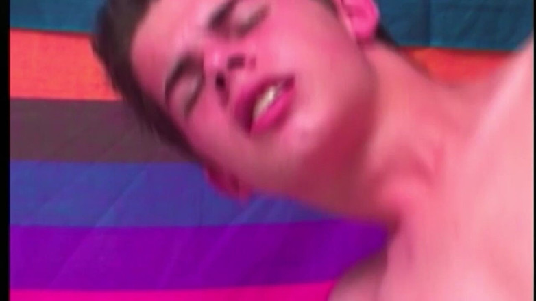 Boys boyz: Musculoso pedaço preto em pêlo ansioso fundo branco profundo