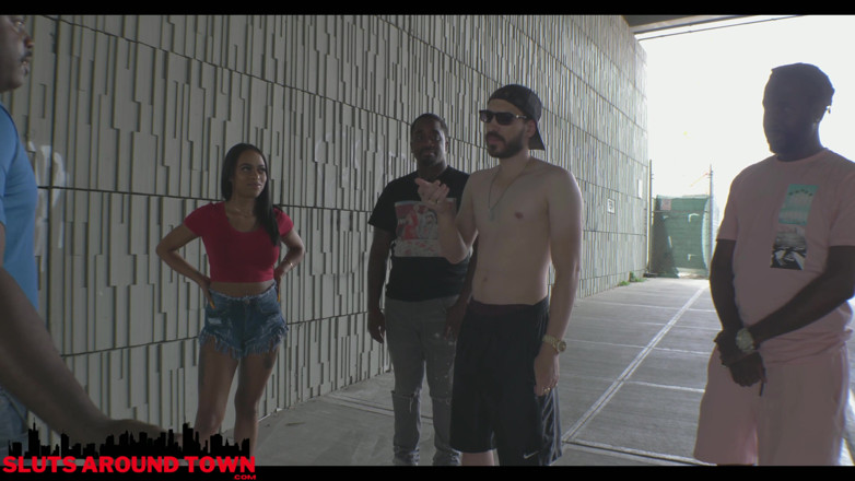Sluts Around Town: Bitevní rapper ponížen a zahýbá