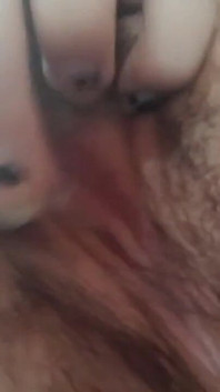 Sexy riesin spielt mit ihrer fetten muschi