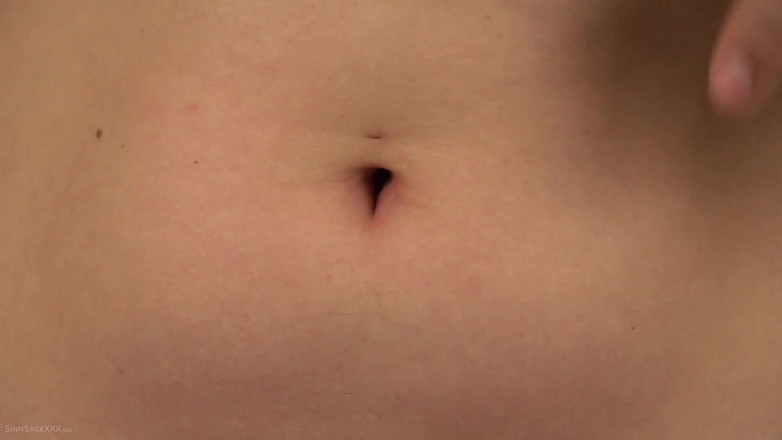 Sinn Sage: Fetiche por umbigo