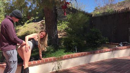 Erin Electra: MILF na dvoře šuká souseda