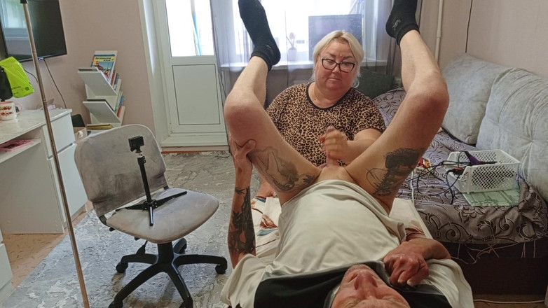 Zona901: Madrastra juega con mi polla con sus manos y boca...