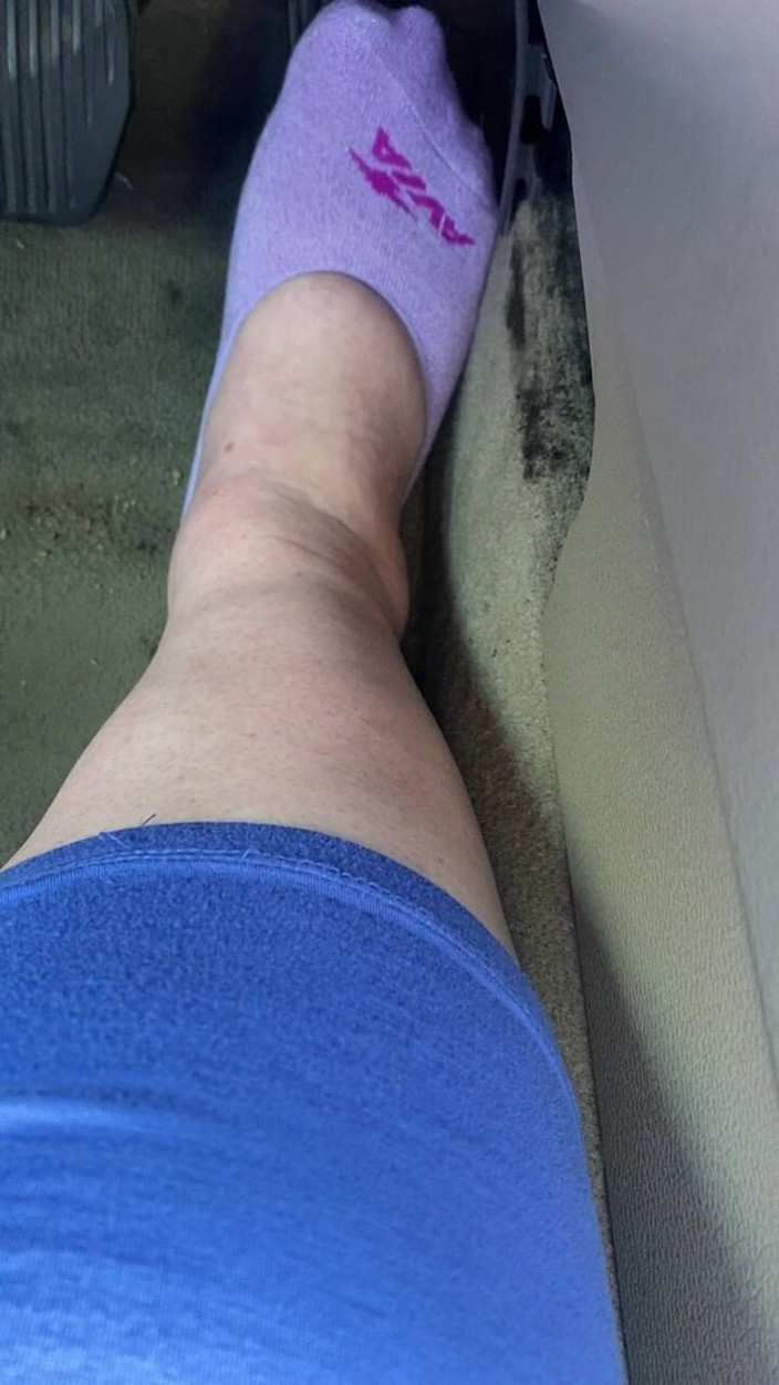 BellaBlast: Šlapka pumpuje ve fialových ponožkách