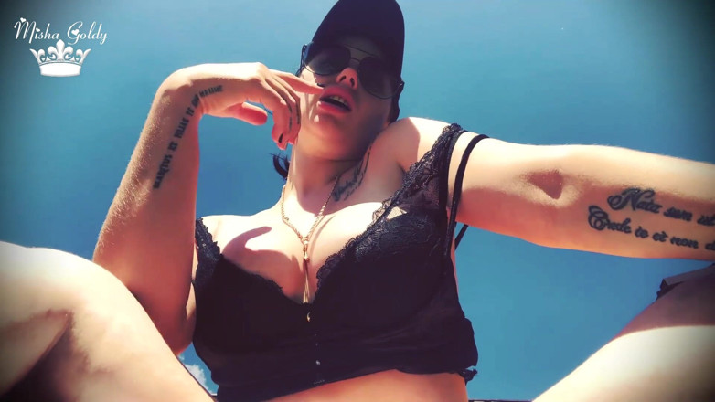 Goddess Misha Goldy: Tetas grandes se burlan y fuman con cara de pato...