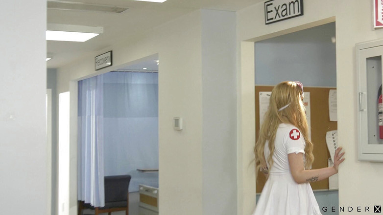 GenderX: Гаряча транс-медсестра тре члени з одруженим лікарем перед трахом на лікарняному ліжку - genderx