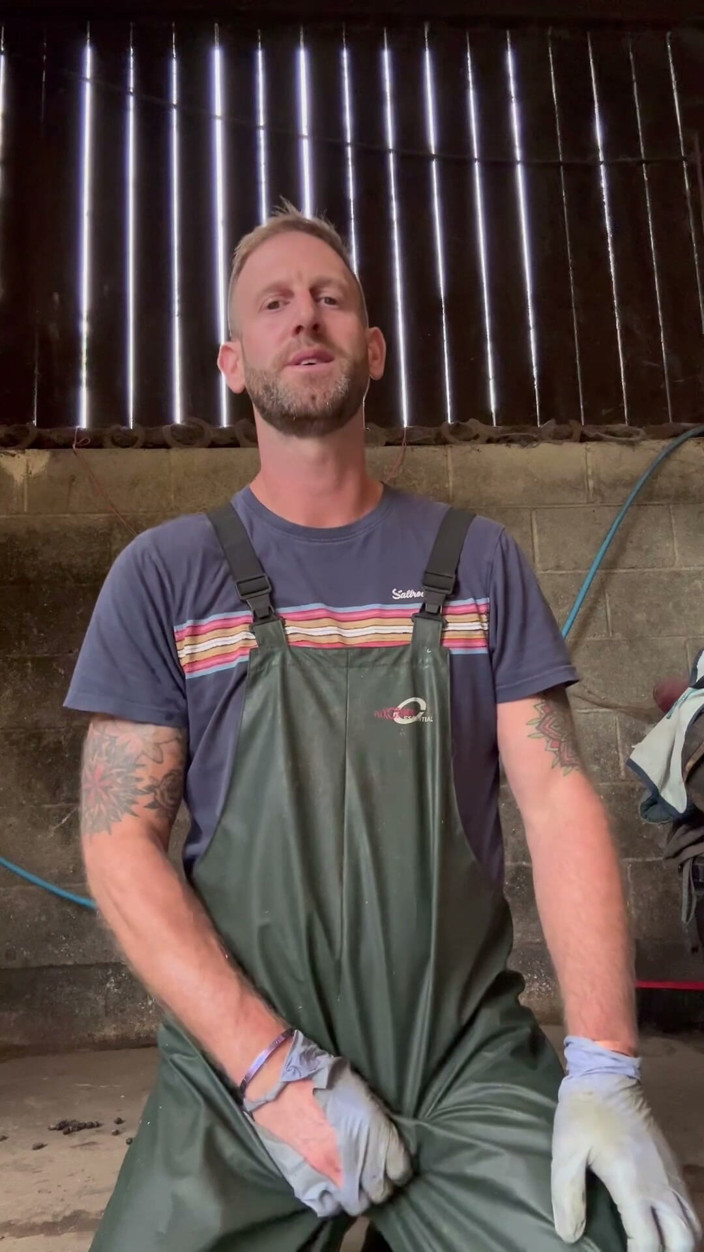 Farmer Sam: Fermierul se masturbează în echipament de lucru murdar