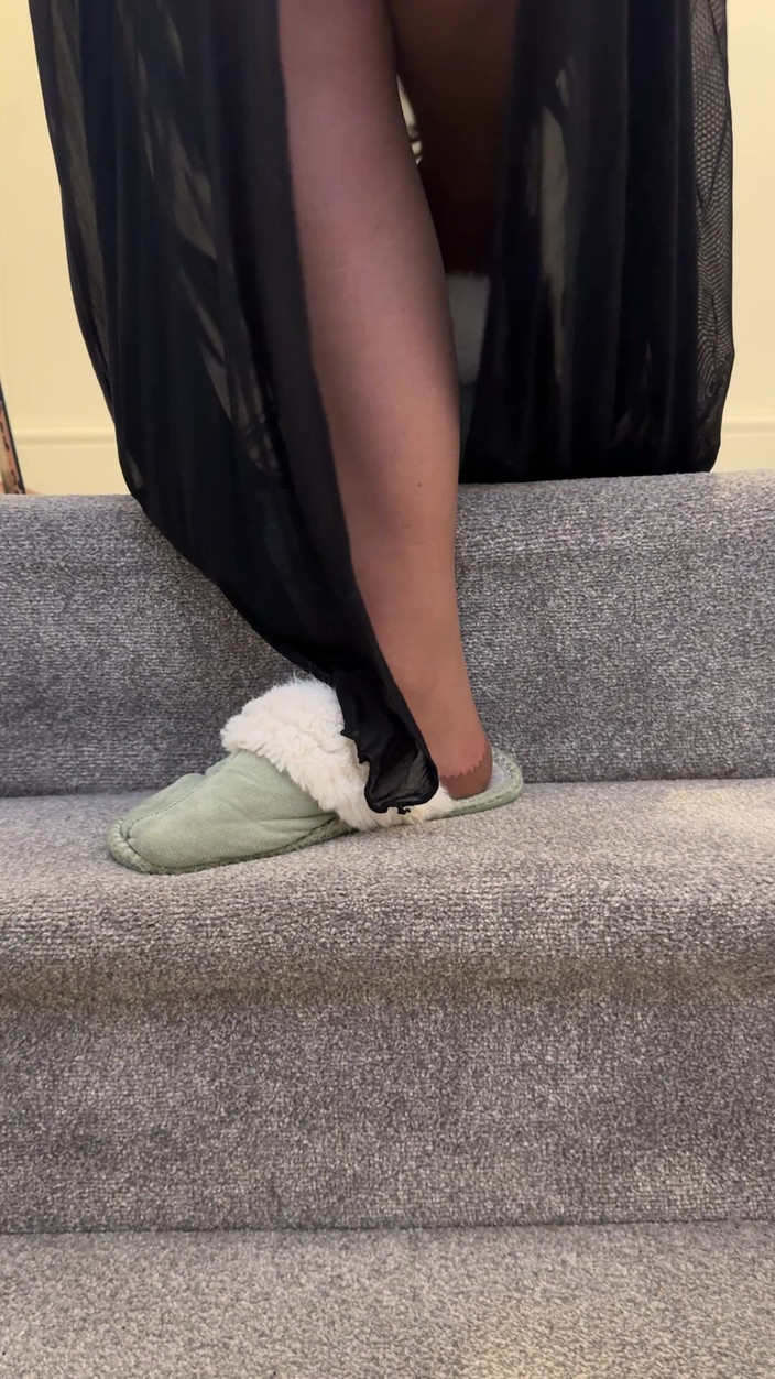 catherinecan69: Kaki peluh panas dalam selipar kotor