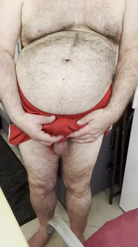 Les couilles de l’entraîneur Karl dépassent accidentellement de son short de sport en lui caressant la bite.