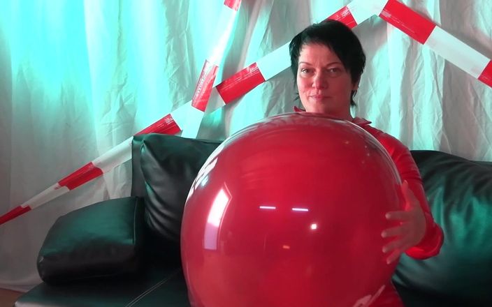 Looners Passion: Barfuß-Latex-MILF spielt mit dem Ballon