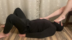 Niki studio: Folosesc un sclav cu scaun cu picioarele pentru a-mi relaxa...