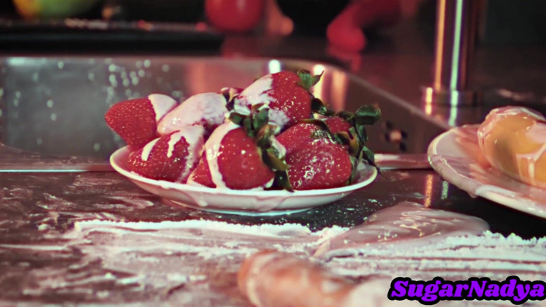 SugarNadya: 러시아 계모 SugarNadya의 섹시한 춤