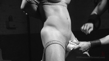 30 Minutes of Torment: Gimnastă bisexuală acceptă provocarea de 30 de mt