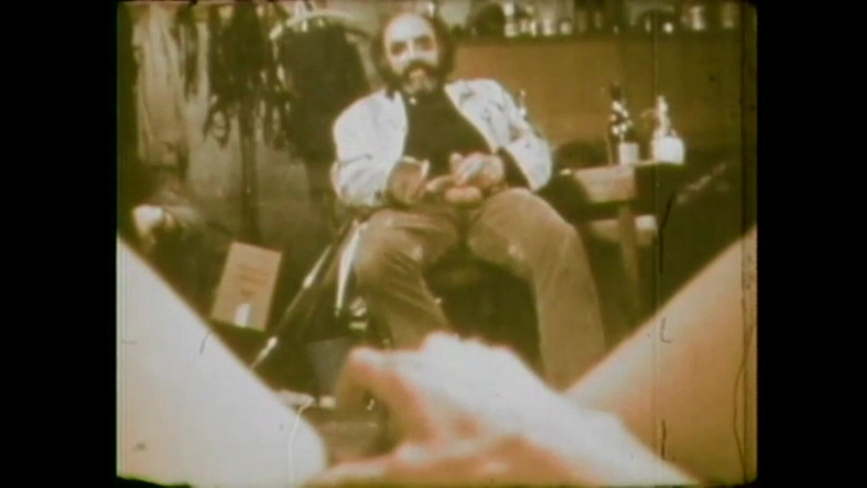 Vintage megastore: 物乞いと一緒にいる痩せた女性