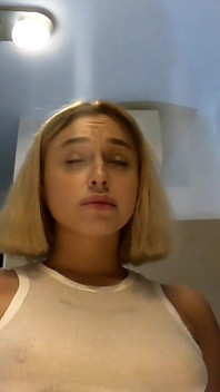 Roztomilá a žhavá sexy těsná kundička roztleskávačka ukazuje svou oholenou a mokrou kundičku pod mini sukní v koupelně
