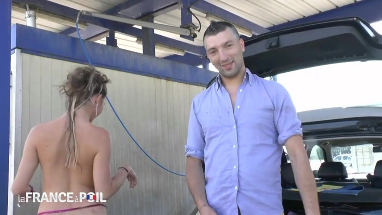 Rue Chaude: Hot brunette babe gets slippery fucking at car wash