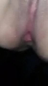 Manžílek si prstí kundičku v mém autě Stříkající orgasmy
