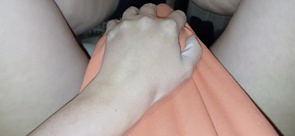 Lesbian-candys: Šukám sousedku do pusy pod tričkem