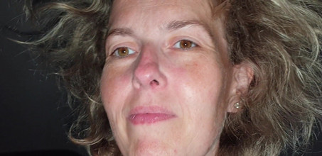 Realamateurs: Sărutându-se, frecându-se și futându-se, fața ei arată fierbinte