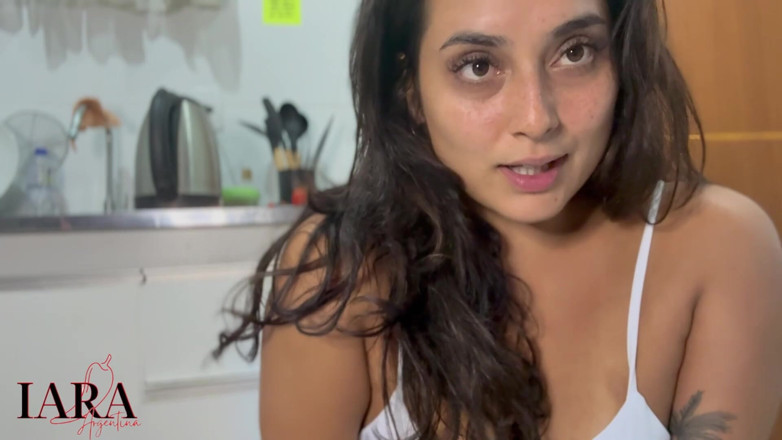 Iara Sanchez: Ta voisine brésilienne cuisine avec un plug anal (coaching masturbatoire portugais)