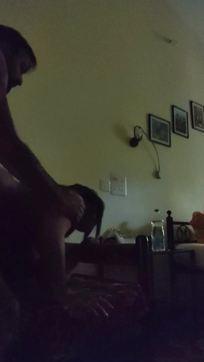 ItemRiya05: Teman wanita desi panas dikongkek di resort Goa