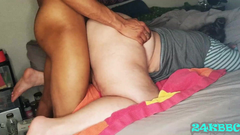 24KBBC: Maduro coño de grandota chorrea duro en mi joven polla