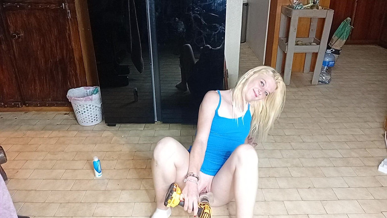18blondteen: Calda bionda di 18 anni scopa rc auto con dildo