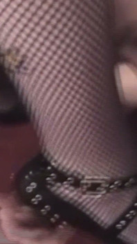 Latexová oděná milfka dominuje její spoutaná mužská hračka
