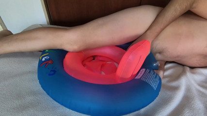 Inflatable Lovers: Jugando con un anillo de baño inflable